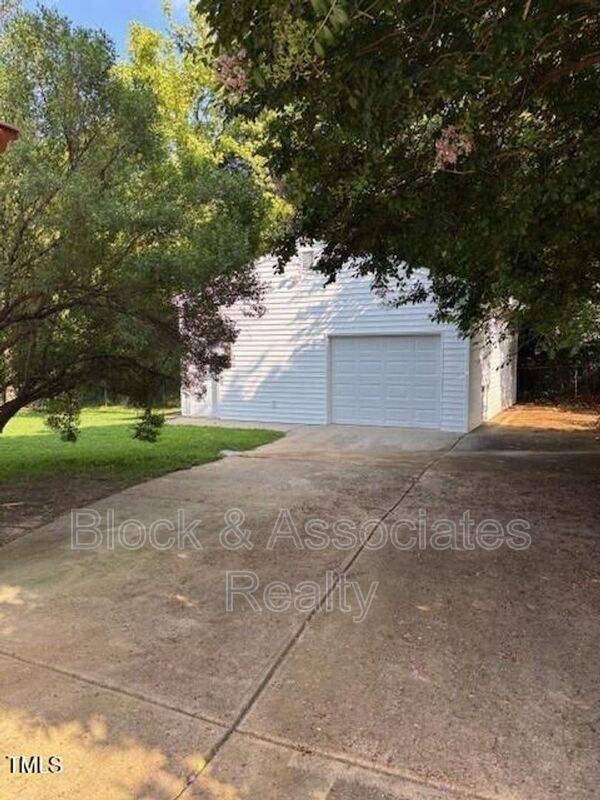 Building Photo - 710 Wakeland Dr