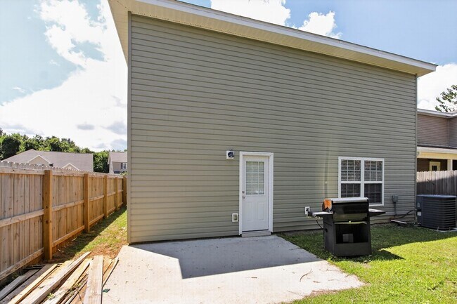 Building Photo - 451 Eisenhower Dr