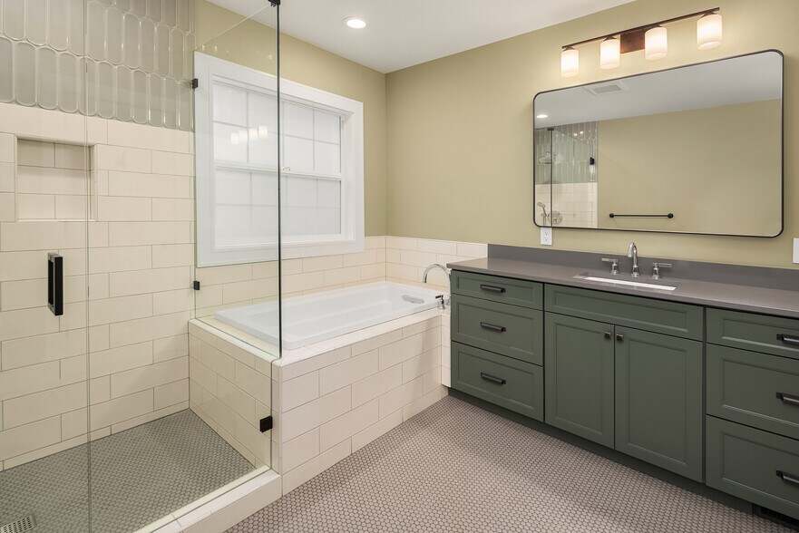 Building Photo - 10425 Des Moines Memorial Dr S