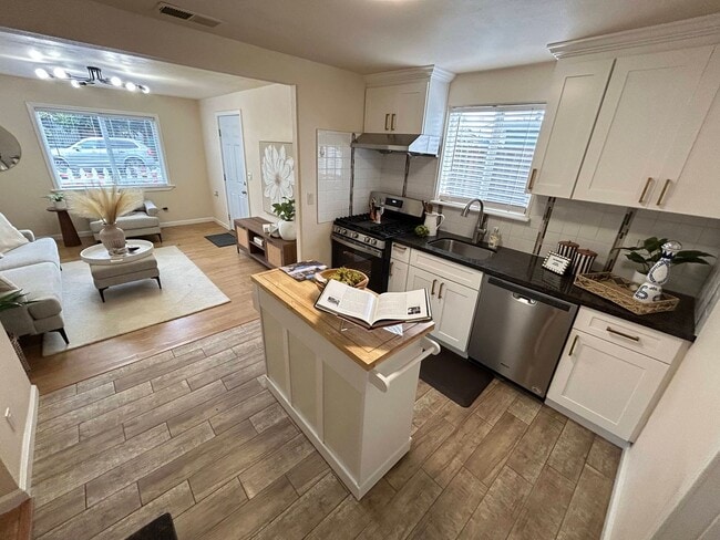 Building Photo - Stunning 4-bedroom, 2-bathroom home