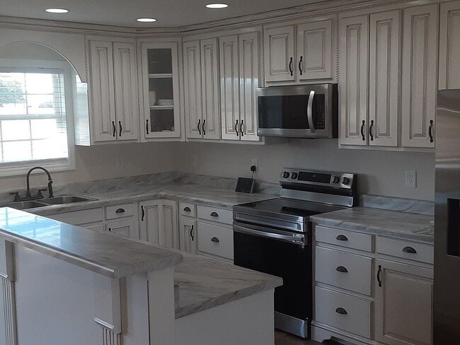 Building Photo - 625 Strawberry Dr