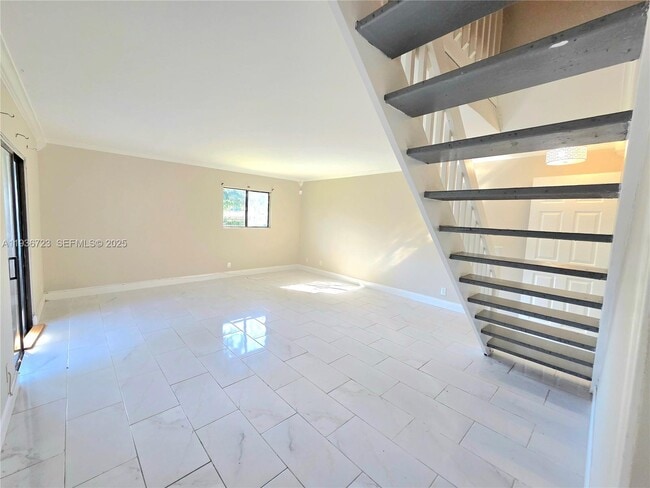 Building Photo - 121 San Remo Blvd