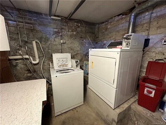 Building Photo - 143 Main St