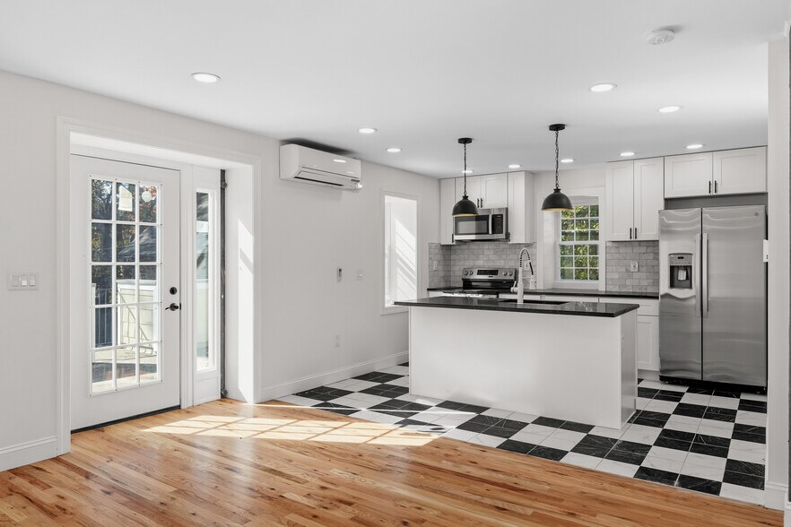 Building Photo - 131 W Walnut Ln