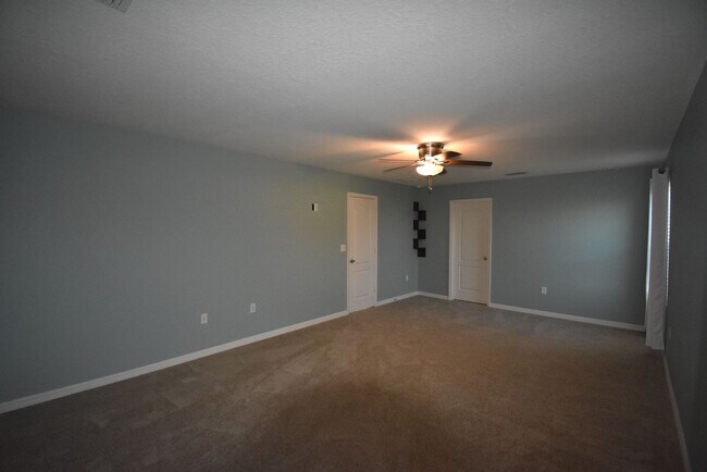 Building Photo - 4 Bed/3.5 Bath, Pool and Waterfront home, ...