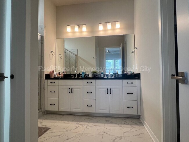 Building Photo - 7111 Wayfarer Dr