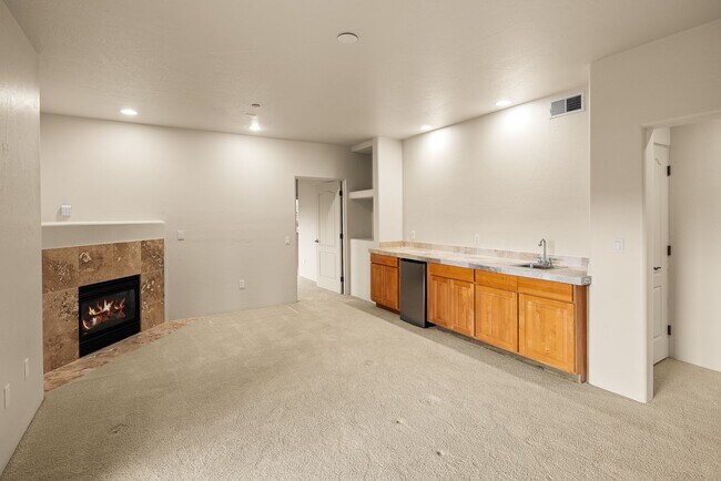 Building Photo - Unfurnished, 1-year long-term rental