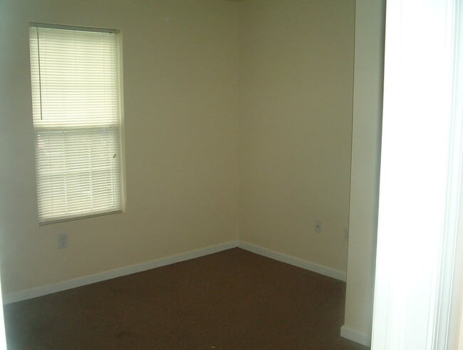 Building Photo - Super Cute home located in City Limits
