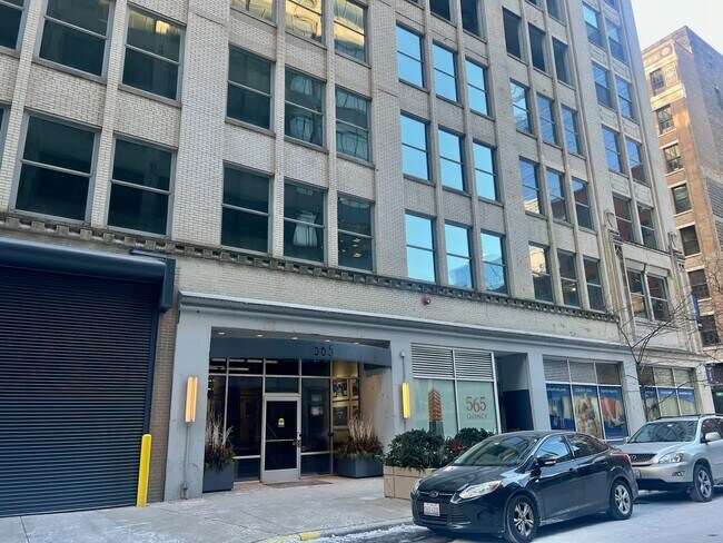 Primary Photo - 565 W Quincy St