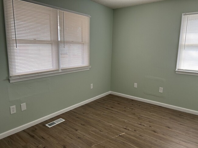 Building Photo - 801-803 Rouse Duplex