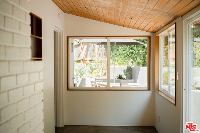 Building Photo - 846 Silver Lake Blvd