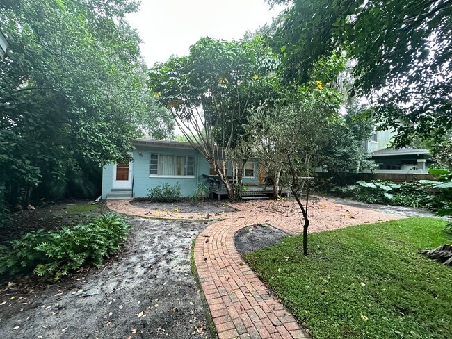 Building Photo - Stunning 3/2 Bungalow near the historic di...