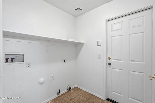 Building Photo - 8435 E Bowline Rd