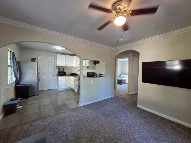 Building Photo - 10209 Palestine St