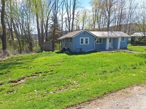 Building Photo - 40 Oak St