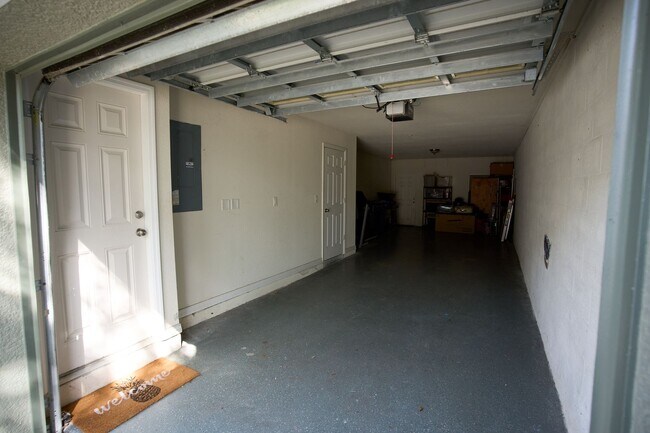 Building Photo - Turnkey Furnished Townhome