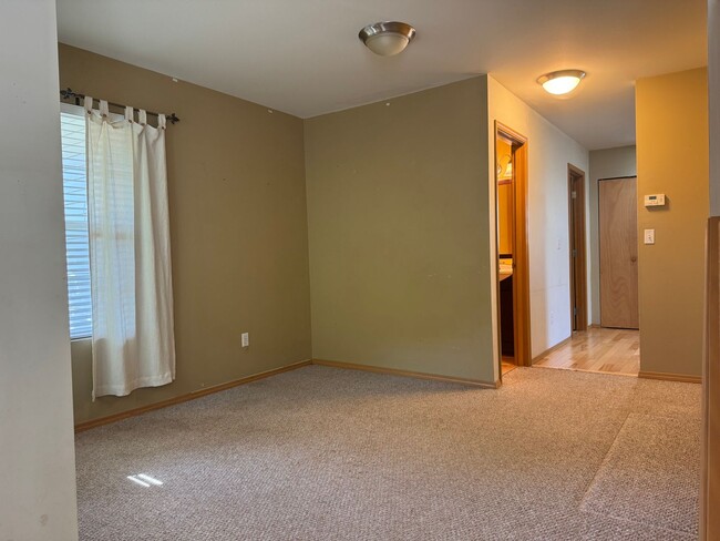 Building Photo - Beautiful 3 beds, 2.5 baths 6 minutes to V...