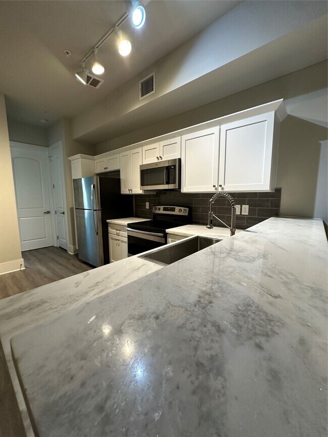 Building Photo - 2727 Houston Ave