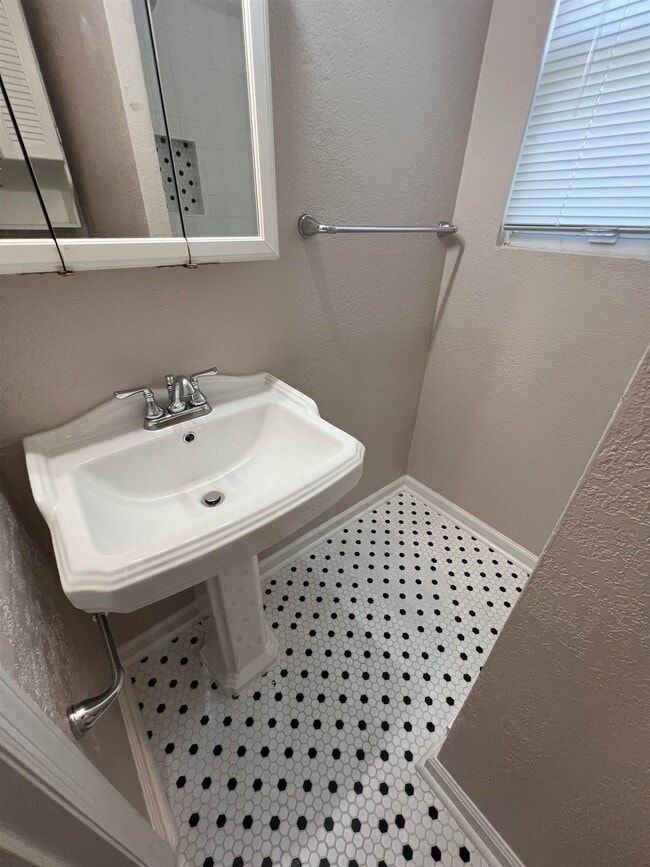 Building Photo - 411 Beard St