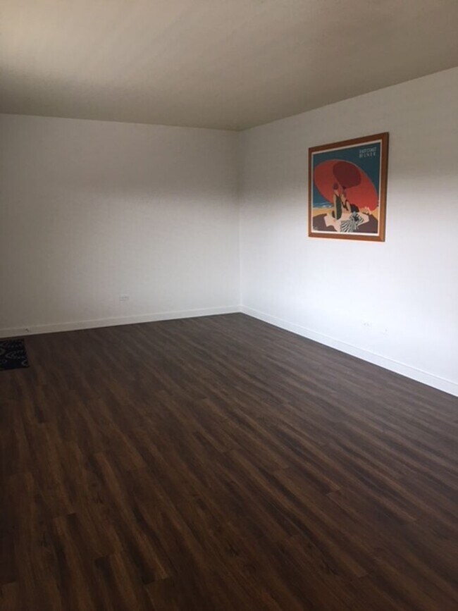 Building Photo - AMAZING LOCATION NEAR CAMPUS 2 Bed 1 Bath Condo-AVAILABLE NOW!