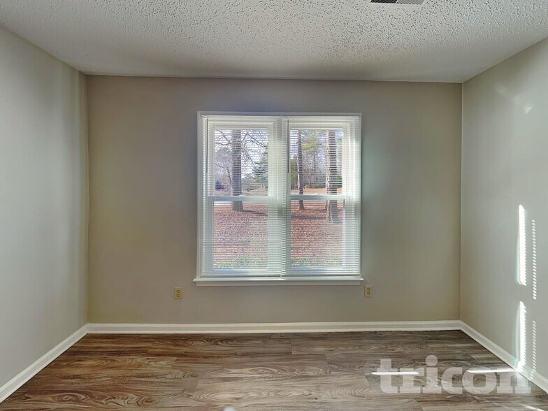 Building Photo - 812 N Royal Tower Dr