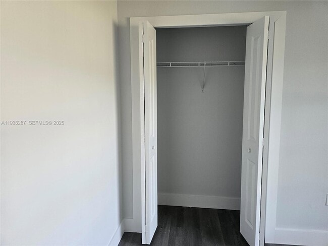 Building Photo - 1605 W 11th St