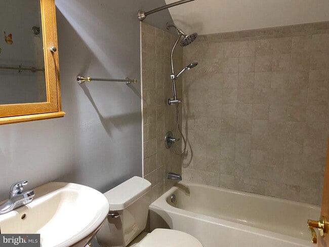 Building Photo - 1909 Back Mountain Rd