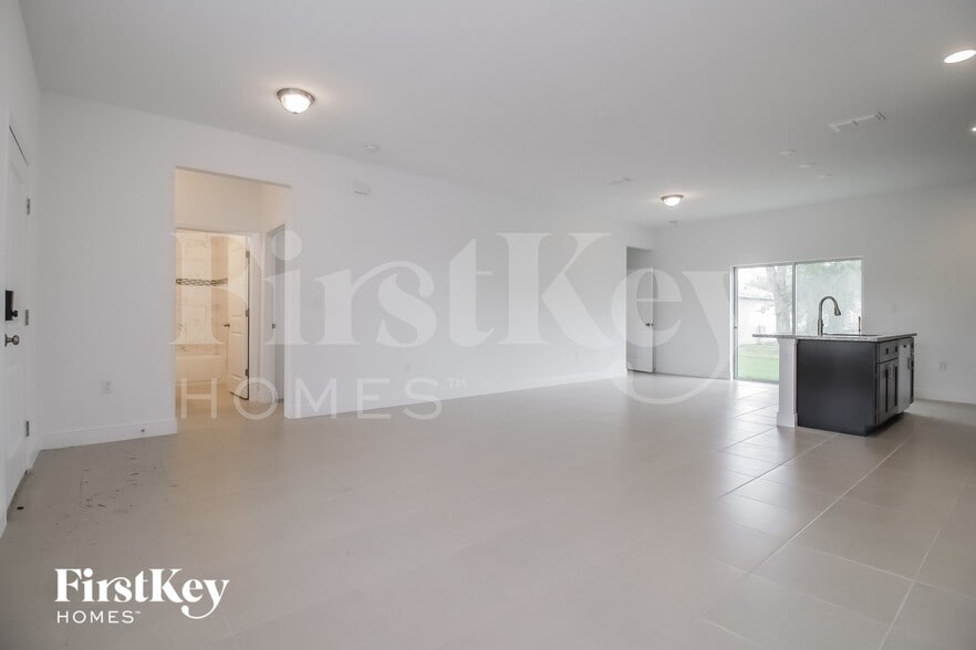 Building Photo - 653 Parakeet Ct