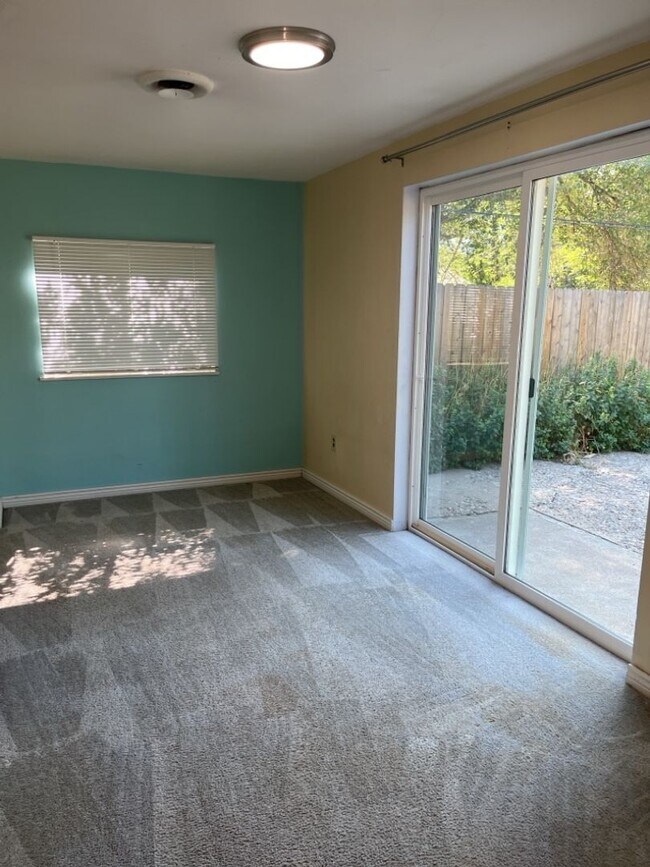 Building Photo - STUDENTS WELCOME! Spacious Ranch Home Across from City Park!