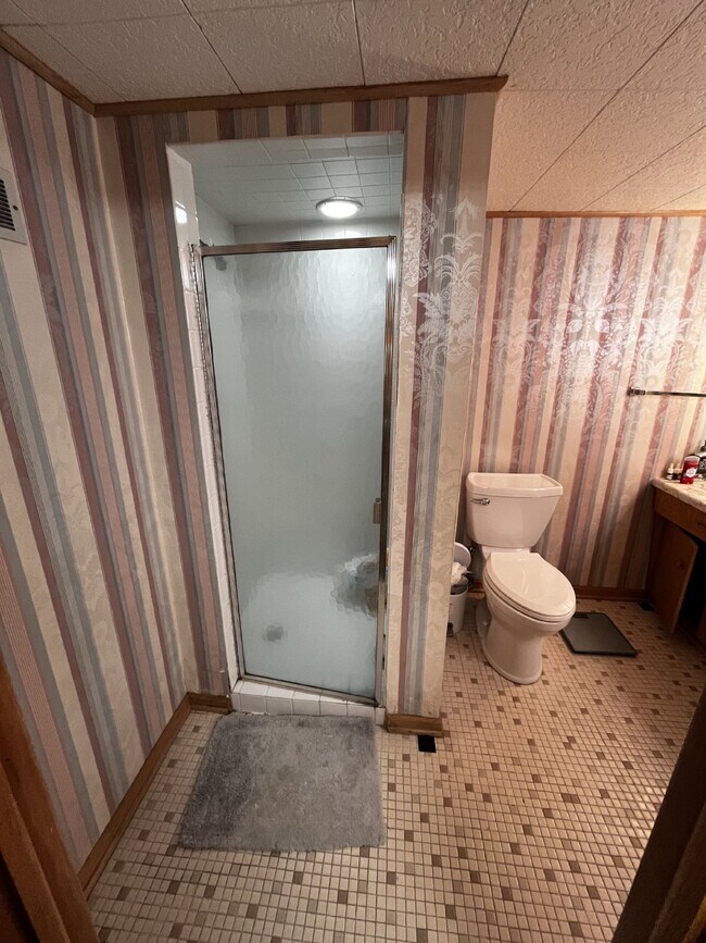 Building Photo - 1 bedroom near UWEC Available June 1st!