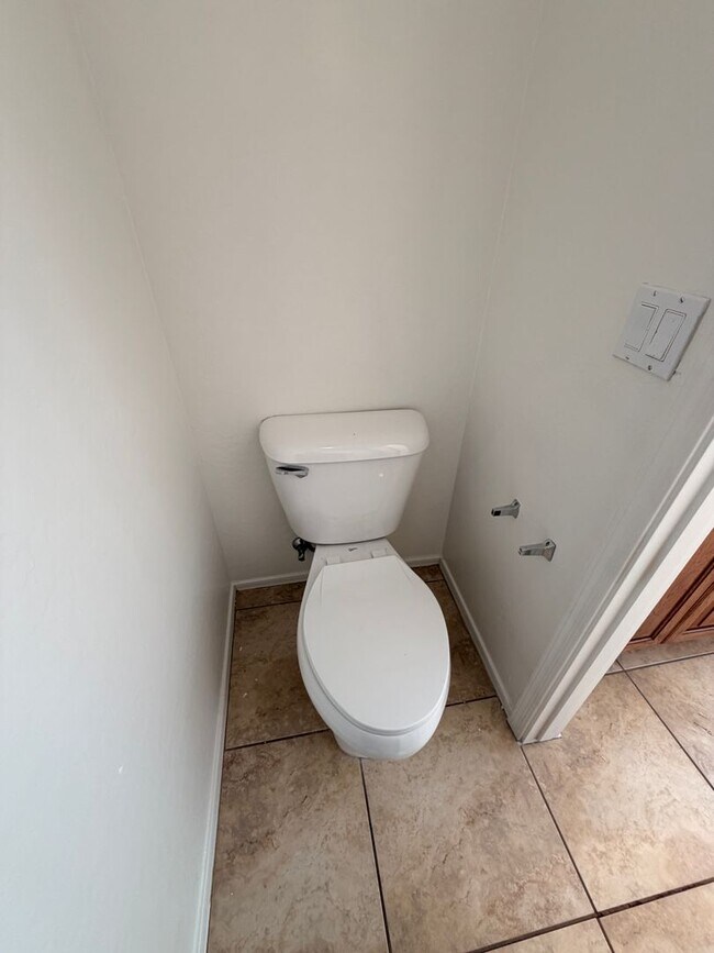 Building Photo - Spacious 3Bdm 2Ba Phoenix Home with *No Carpets* and *New Paint*