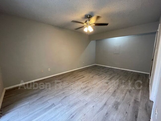 Building Photo - 602 Bellaire Dr