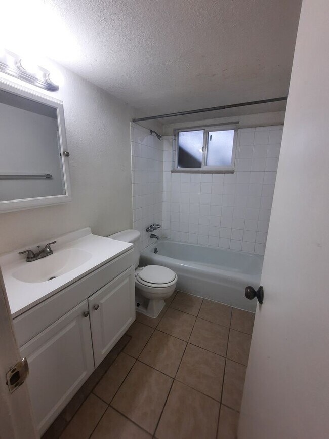 Building Photo - Now Leasing: Updated 2BR in Golden 4-Plex ...