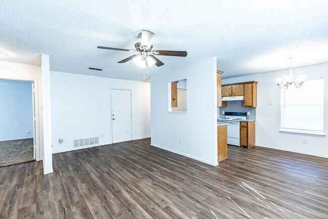 Building Photo - 2 Bedroom House w Large yard