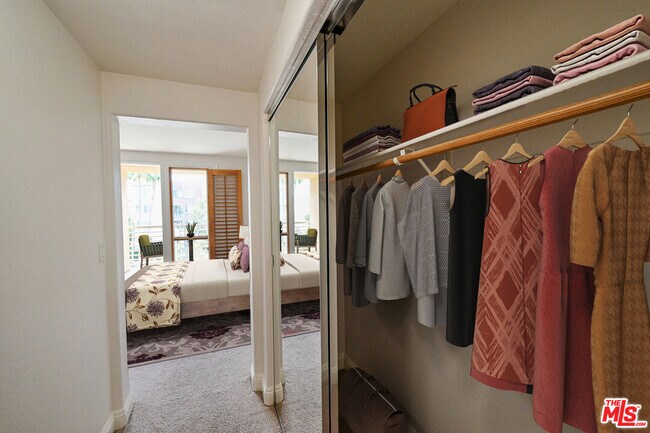 Building Photo - 5831 Seawalk Dr