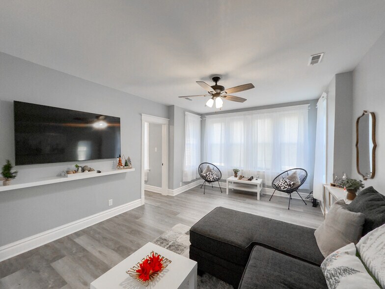 Building Photo - 2041 W 23rd St