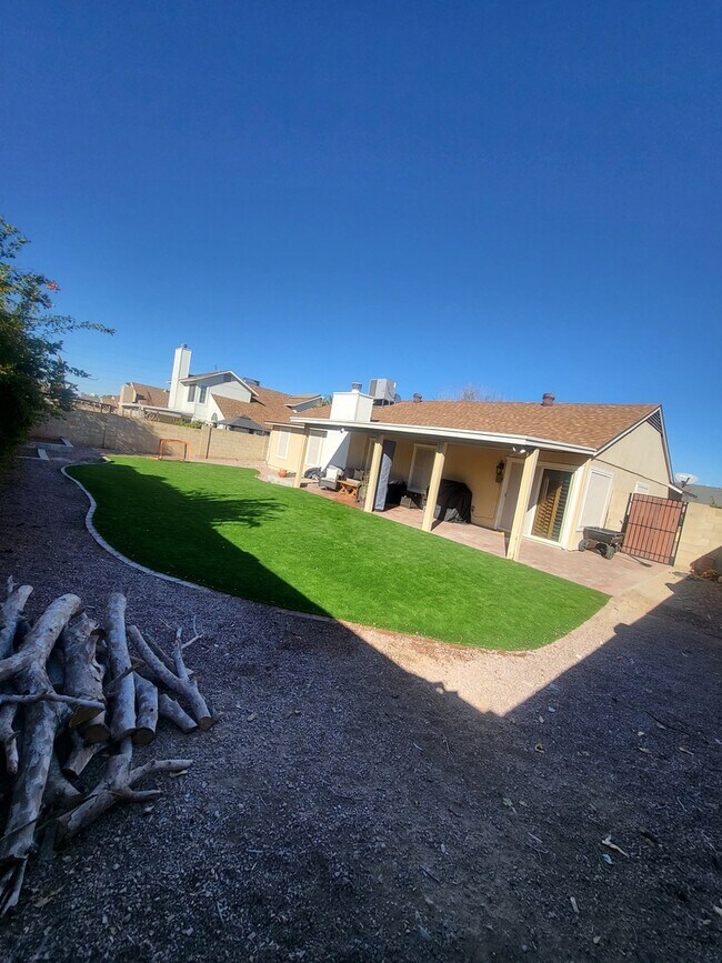 Building Photo - 6609 W Sierra St