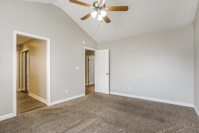 Building Photo - 1940 Shadow Glen Dr