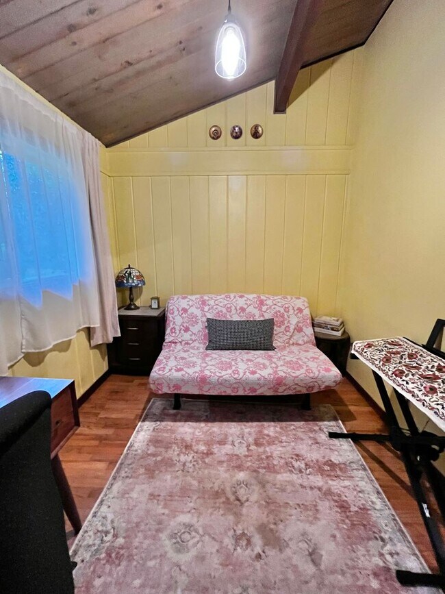 Building Photo - Well Maintained, Cozy, Furnished, Hansville Home on 3/4 Acre Lot!