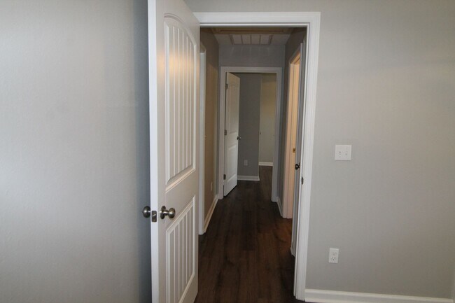 Building Photo - 3 Bedroom in Magnolia Gardens Available Now!