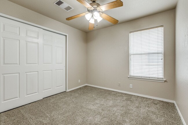 Building Photo - Charming 3/2/2 single-story home in highly desirable Westover Crossing