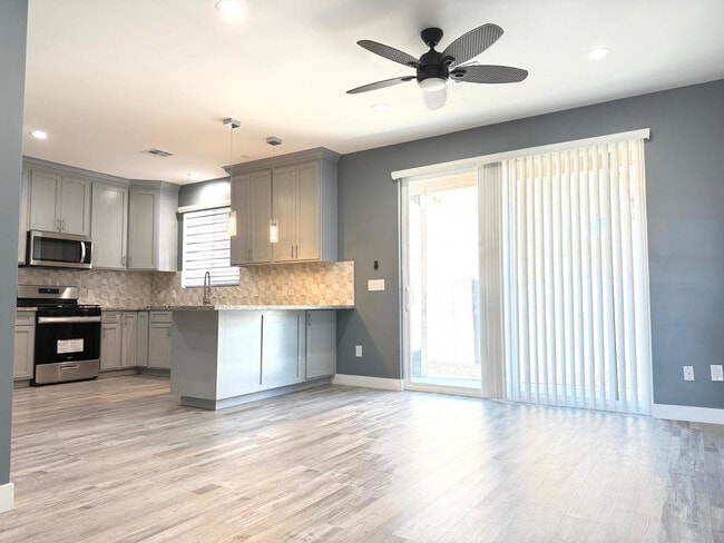 Building Photo - 1406 E Cinnabar Ave