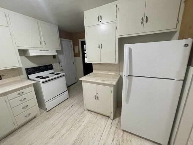 Building Photo - Stunning 3 Bedroom Home Located in the Med...