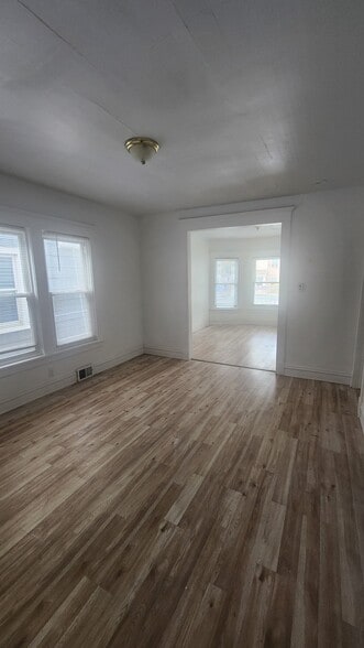 Building Photo - 123 Maple Ave