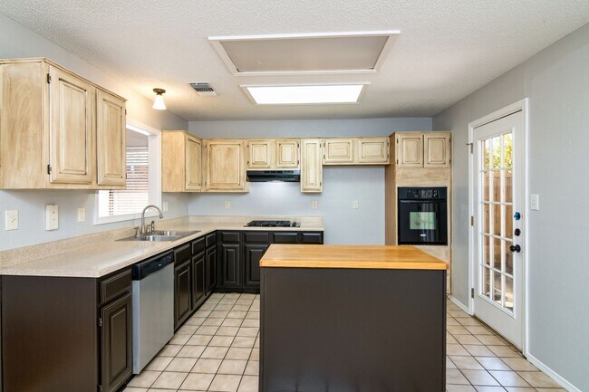 Building Photo - Charming 3 Bedroom Home