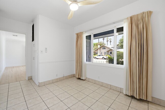 Building Photo - 2 bedroom, den and 1.5 bath, a few blocks of SPHS