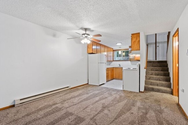 Building Photo - this is a must see large 2 bed 1.5bath tow...