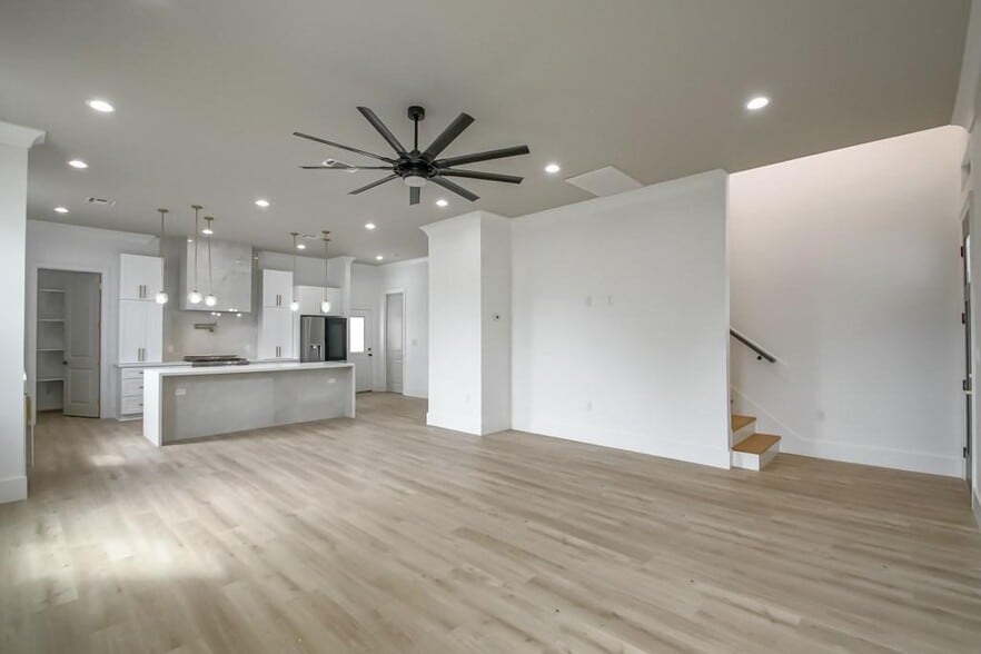 Living 2 - 2416 Prentiss Ave