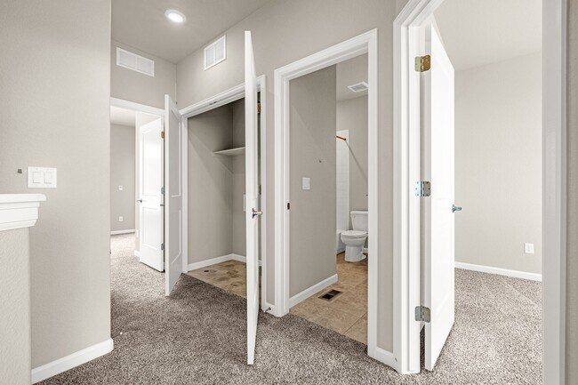Building Photo - Luxury 4 Bed Townhouse with Amazing City and Mt Views on Westside