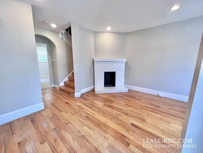 Building Photo - 342 Elm St NW
